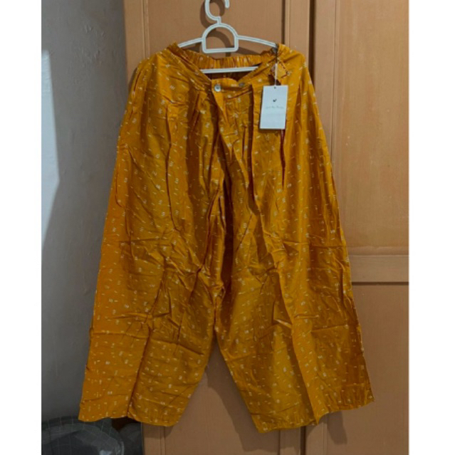 celana lebar bambu sejauh mata memandang