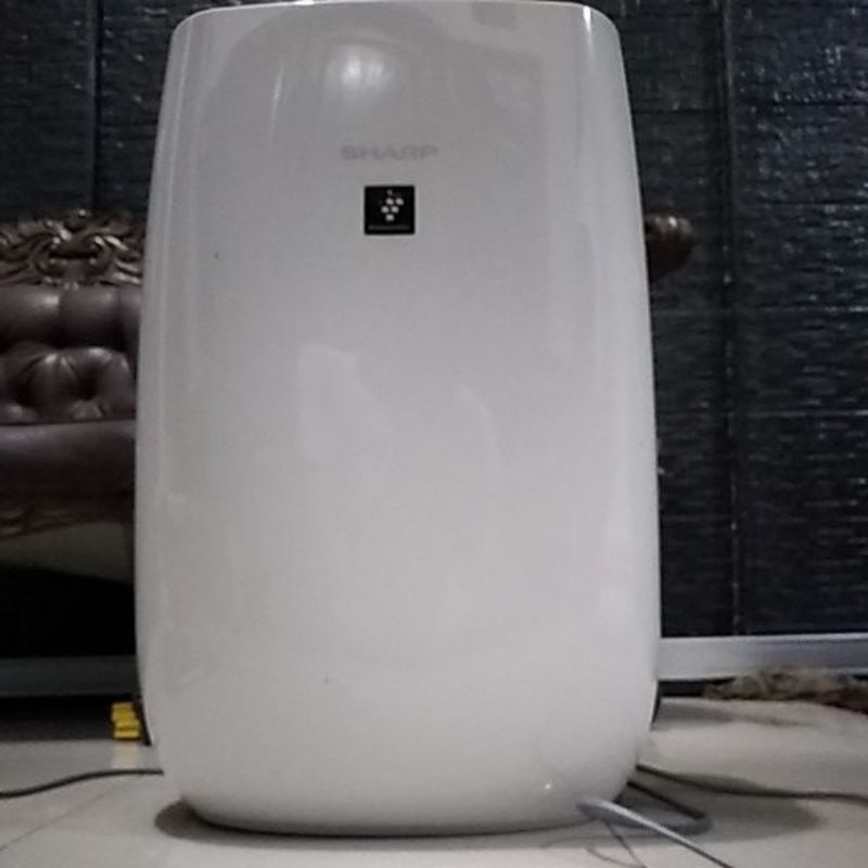 Sharp air purifier/pembersih udara dalam ruangan.