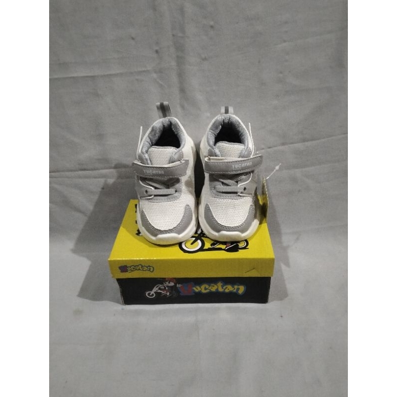 Sepatu sneakers anak laki laki/perempuan nyala/LED YUCATAN BTT 0801