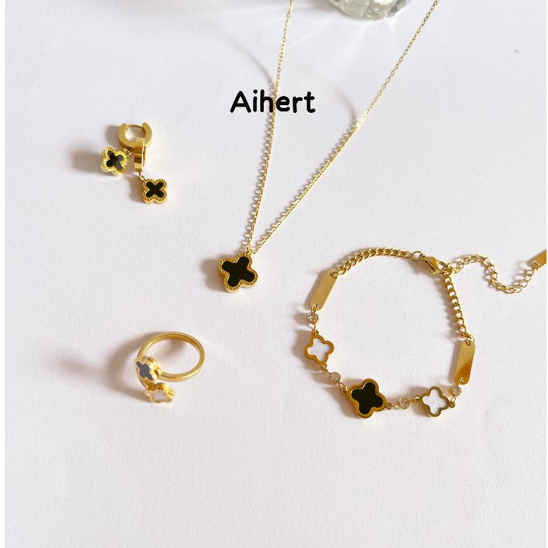 SET PERHIASAN TITANIUM WANITA BUNGA CLOVER HITAM PUTIH PERHIASAN ELEGAN ANTI KARAT