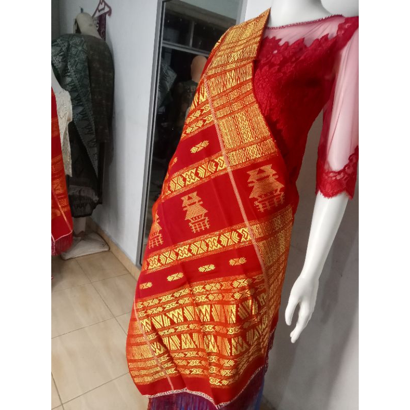 UIS NIPES SUTRA RUMAH ADAT WARNA DASAR MERAH