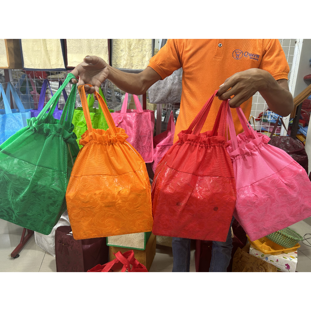 

(60BIJI)TERMURAH HARGA PER 5 LUSIN TAS HAJATAN SERUT EMBOS WARNA WARNI UK 22X22