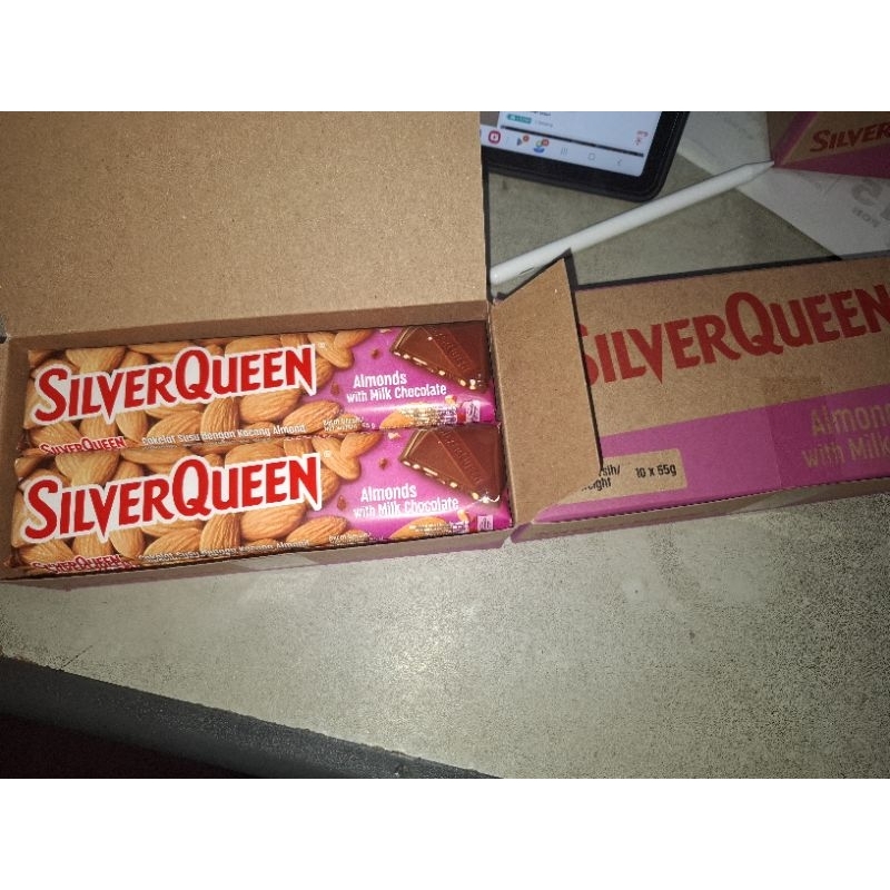 

SilverQueen Almonds dengan Cokelat Kaca Milk Chocolate dan Cashews 45g