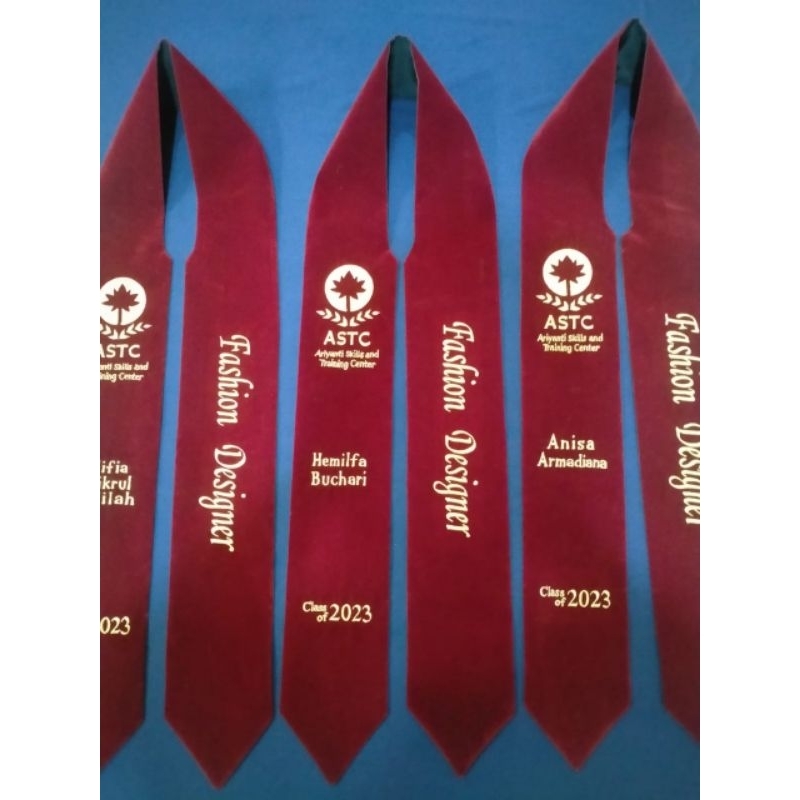 SELEMPANG WISUDA KALUNG LEHER CUSTOM (BAHAN BLUDRU PILIHAN TEBAL LEMBUT DAN TIDAK KAKU)