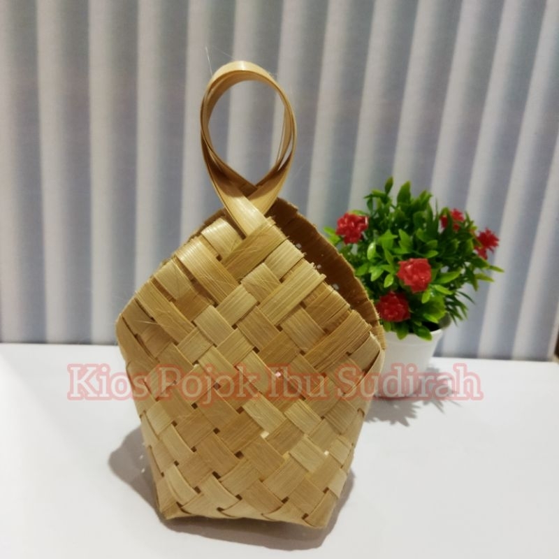 

(12pcs) Tas Anyaman Bambu 8x8 Natural / Tas Souvenir dan Snack Idul Fitri 2025