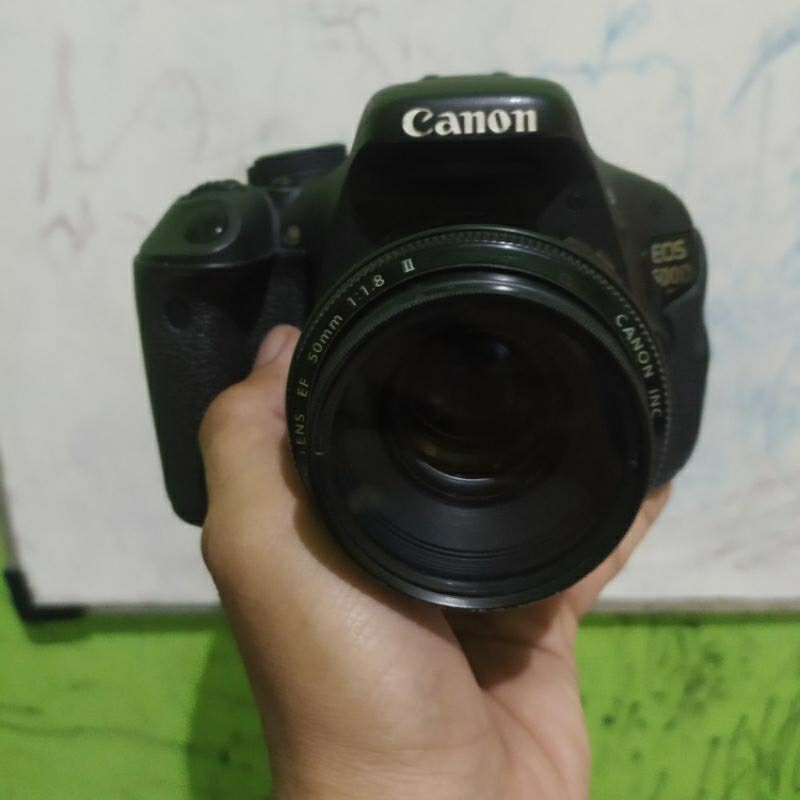 Canon DSLR 600D plus lensa fix Canon 50mm