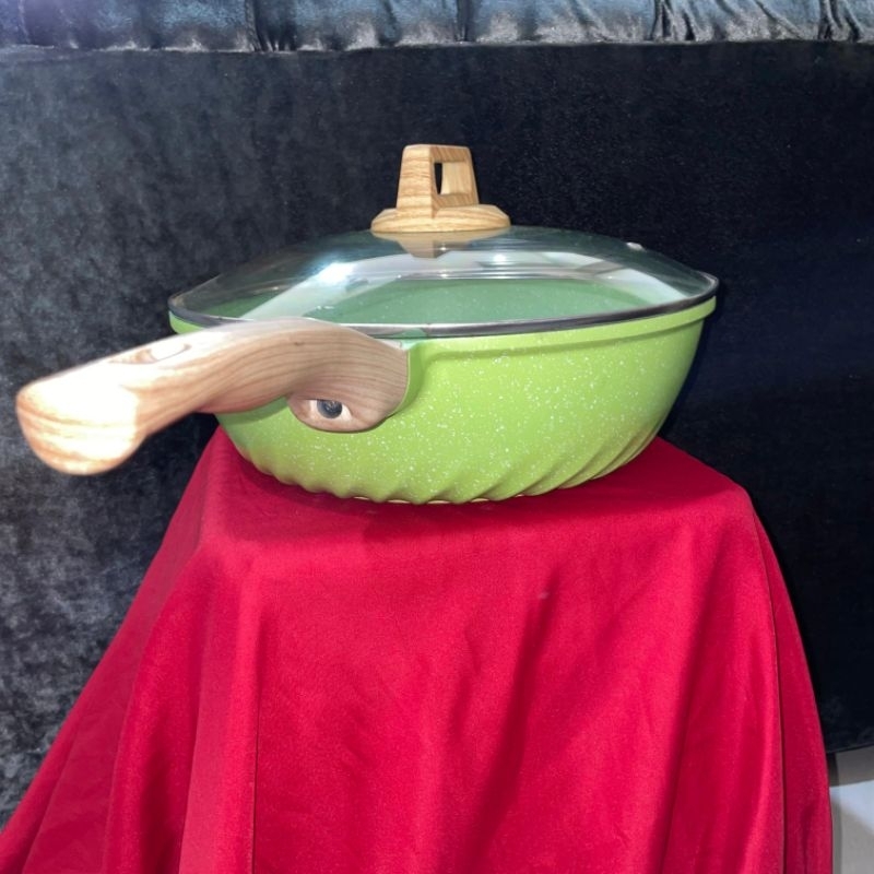 Pan aesthetic,cantik merk LRC anti lengket uk 31cm warna hijau dan pink terang