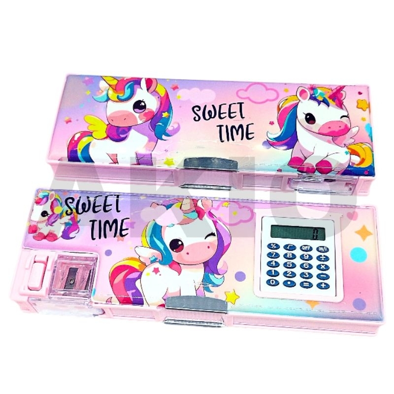 

Tempat pensil Anak Kalkulator 2 Sisi + 2 Rautan Magnet Karakter UNICORN PONY PEGASUS MA3068 MICRO STAR