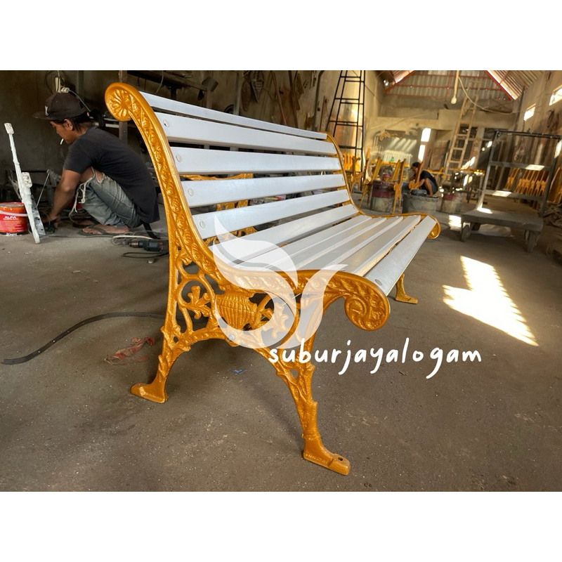 Kursi Taman Motif Klasik