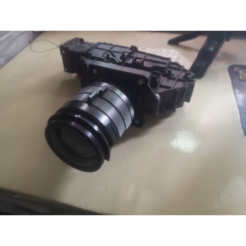 lensa proyektor sanyo