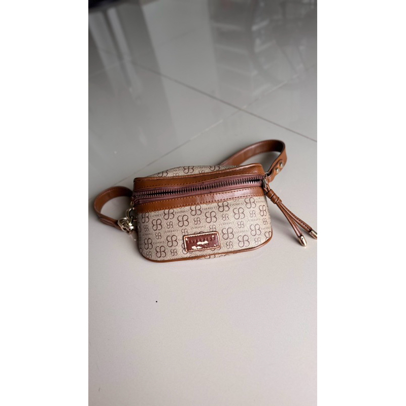 Preloved EVERBEST waistbag