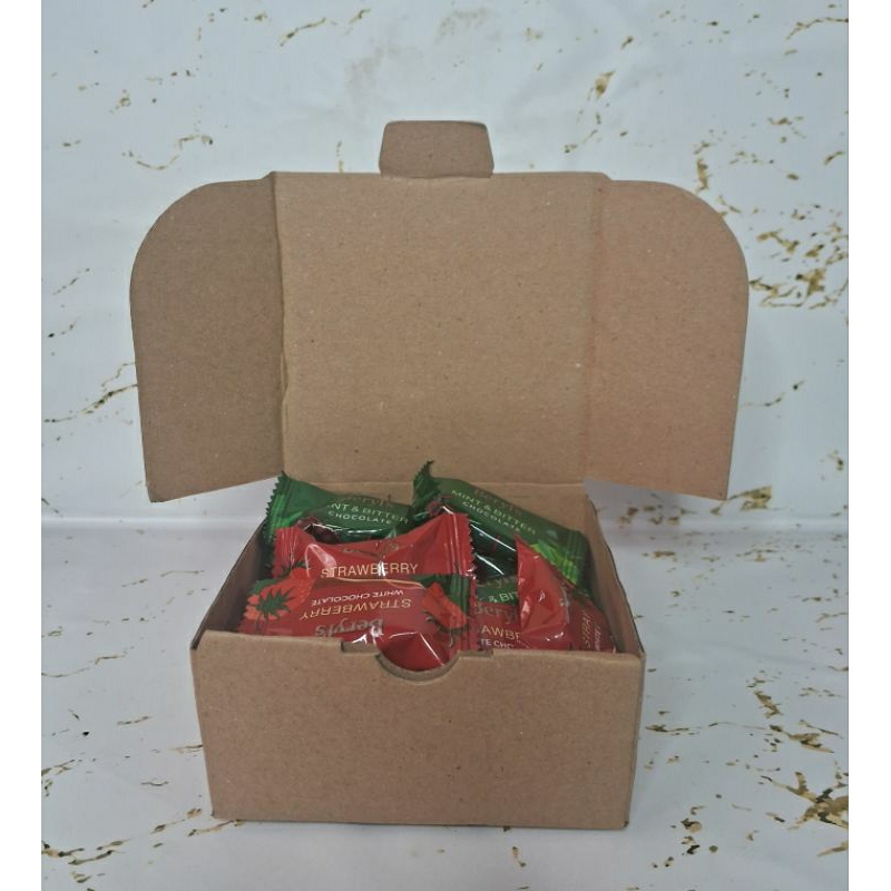 

Coklat beryl's bentuk kotak (tanpa almond)