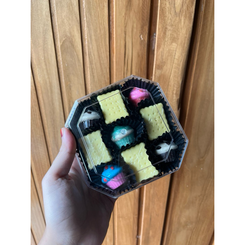 

Coklat Karakter | coklat praline | varian biskuit