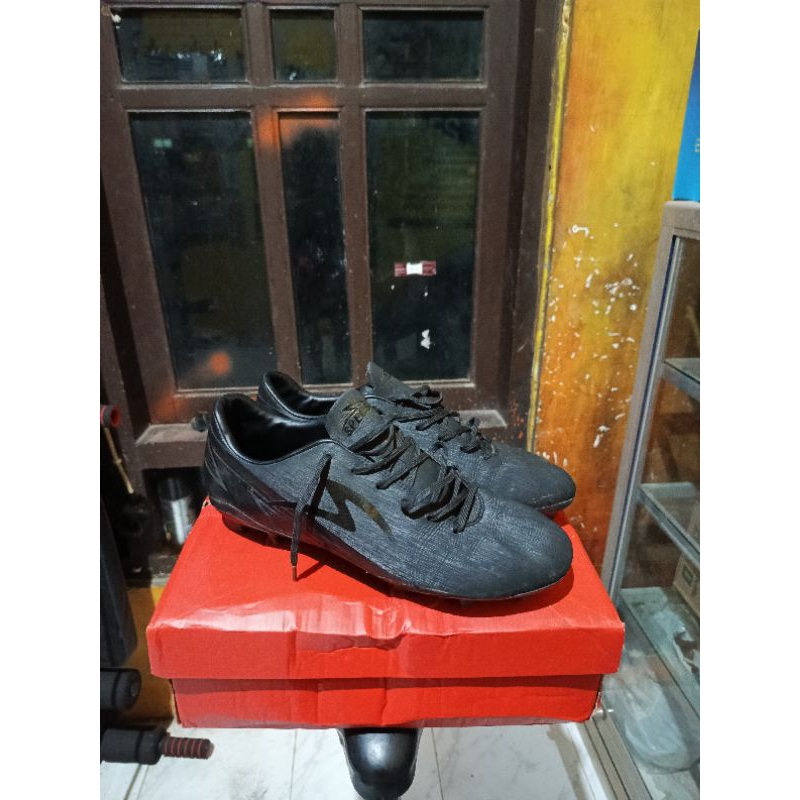 SEPATU BOLA LS 20 SIZE 43 SECOND