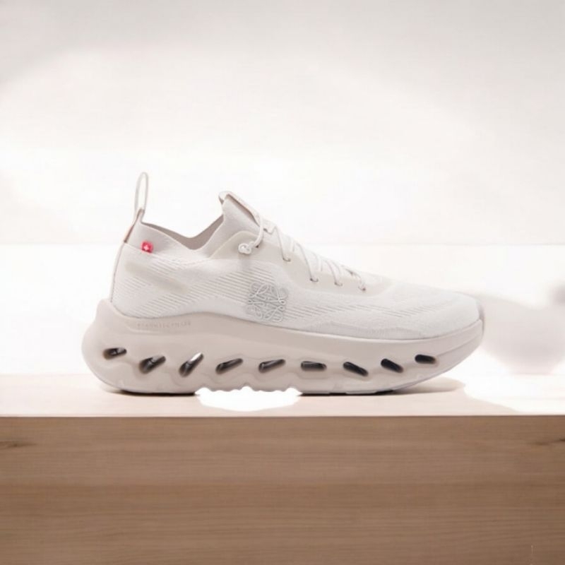 SEPATU ON CLOUD LOEWE SAND