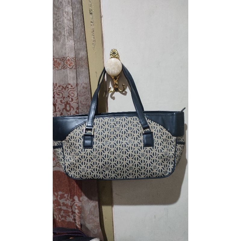 SALE- Hand bag brand louis quartoze