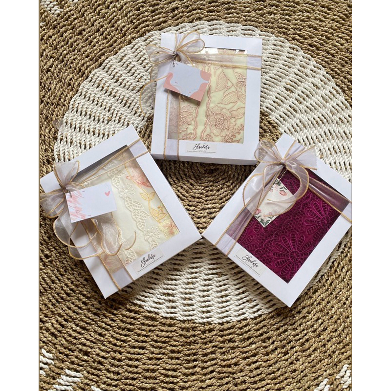 

Box Hampers + Pita + Kartu ucapan+ Dus Packing