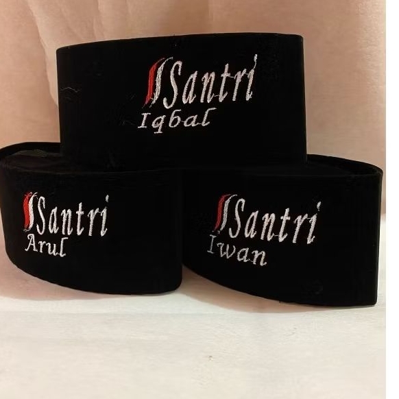 PECI SONGKOK HITAM MOTIF LOGO SANTRI TERBARU FREE BORDIR NAMA