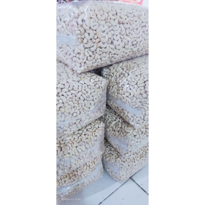 

kacang mede Kendari super