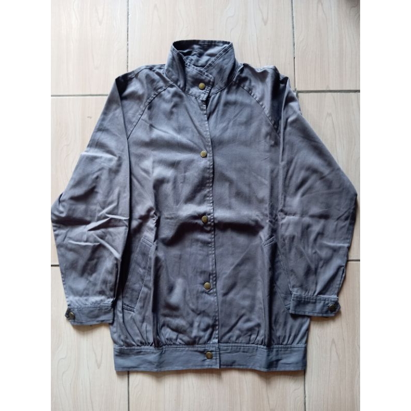 Jacket Casual Outer Merek Febe Collection Bahan Kanvas Denim Warna Abu Variasi Kancing Click Button 