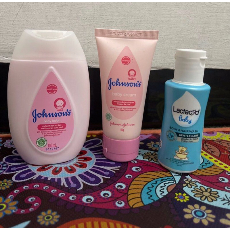 [PAKET BUNDLING] Baby Lotion Johnson & Baby Cream Johnson (Free Lactacyd Baby)