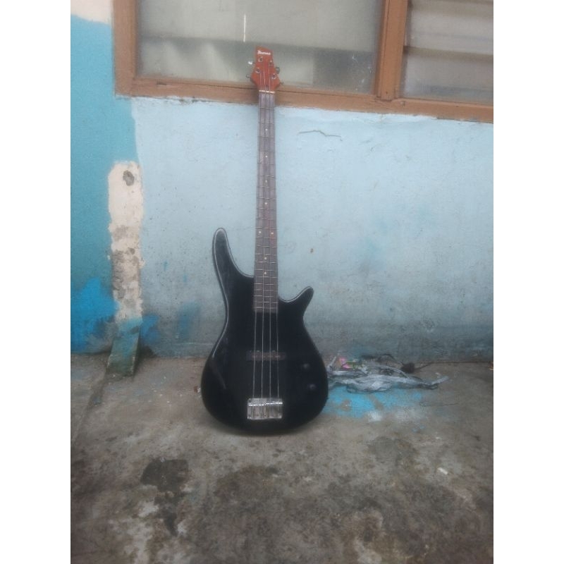gitar bass merek Ibanez