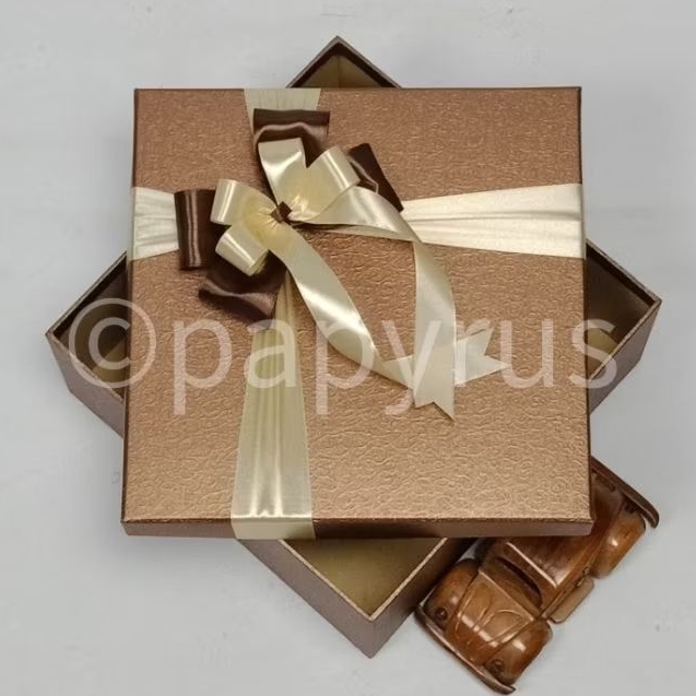 

PAPYRUS 22,5x22,5 Tinggi 5cm Kotak Kado Gift Box Hadiah KOTA KADO V1