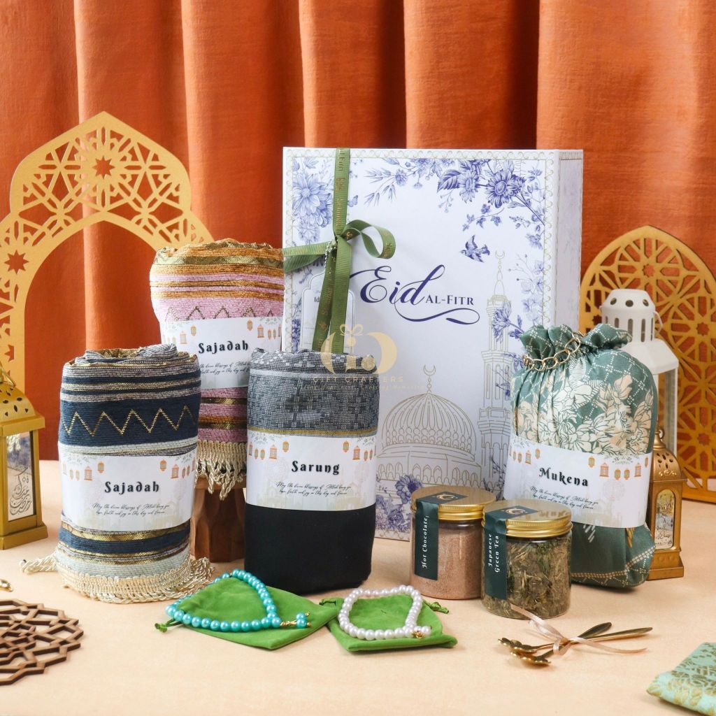 

Premium Hampers Hardbox Complete Isi Kue Lebaran, Teh & Coklat dan Alat Sholat / Souvenir Parsel Lebaran Idul Fitri 2025 Terbaru