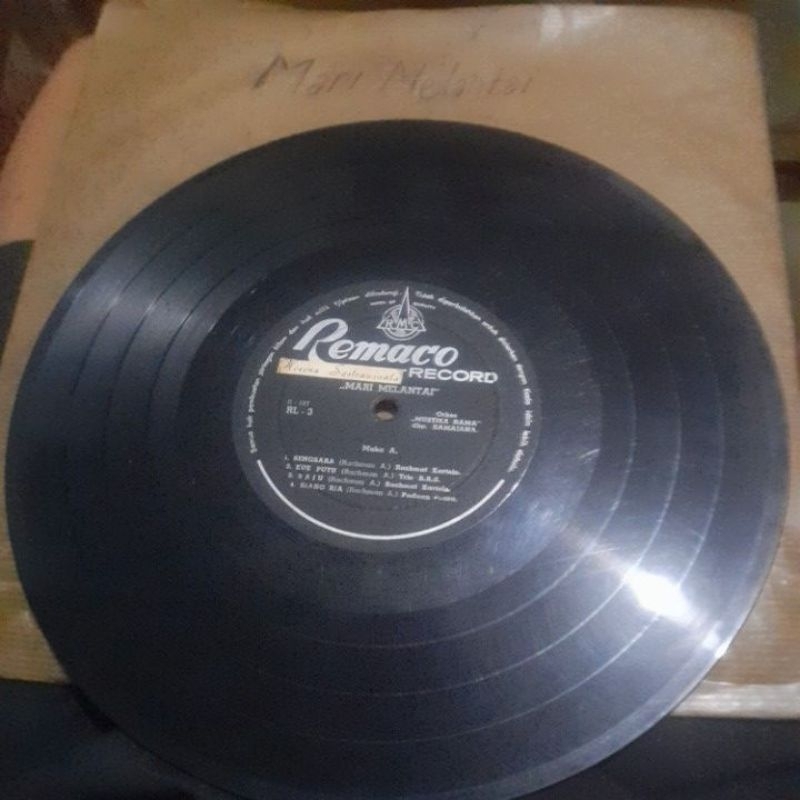 vinyl pirongan hitam 9 mari melantai