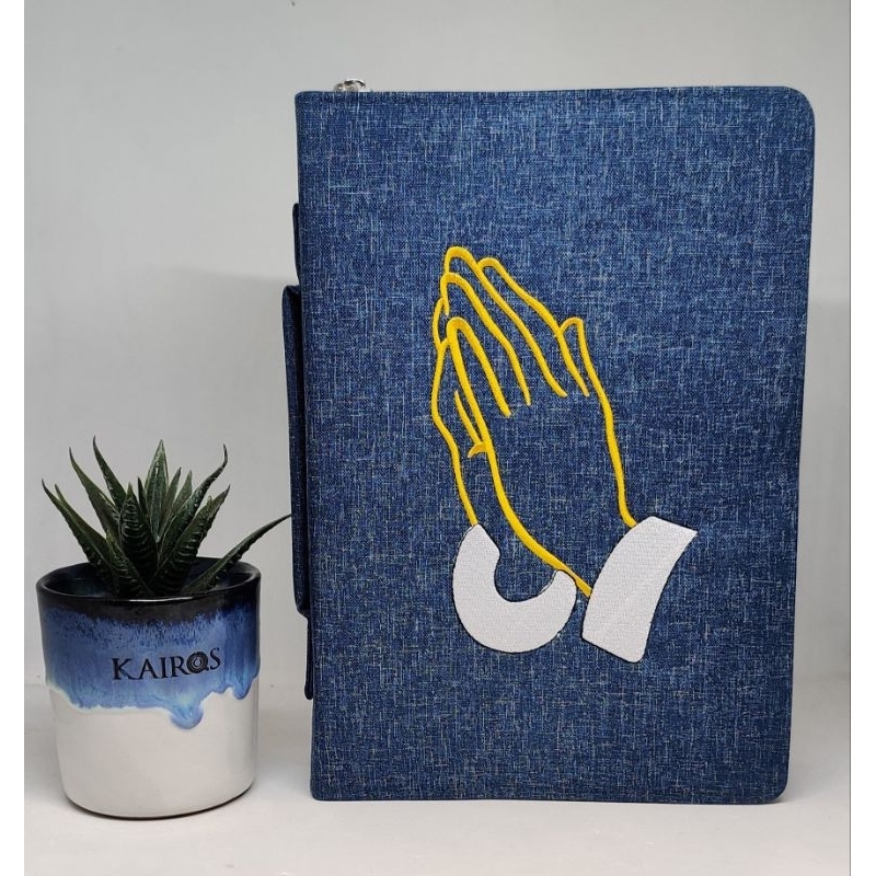 

SAMPUL ALKITAB SEDANG KIDUNG JEMAAT TANGAN BERDOA