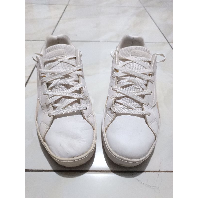 PRELOVED REEBOK SEPATU CASUAL OLAHRAGA WANITA PUTIH BEIGE