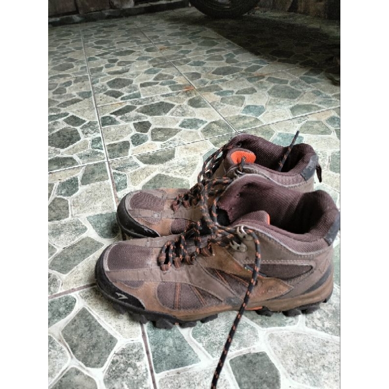 Sepatu gunung SNTA