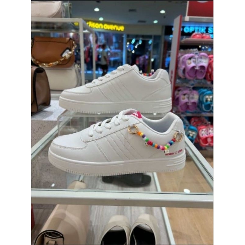 sepatu bata warna putih