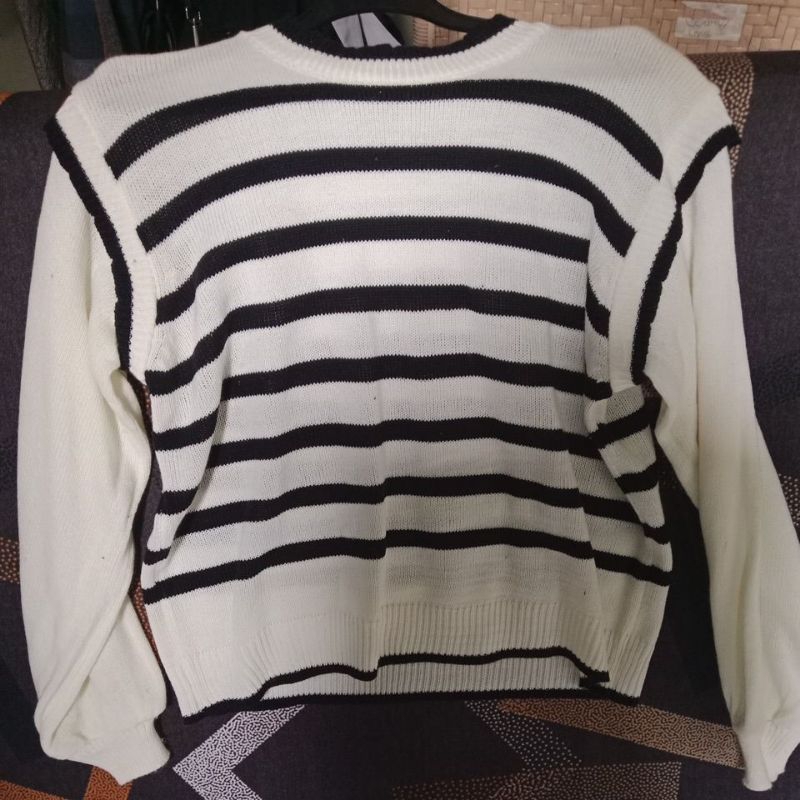 preloved sweater belang hitam putih