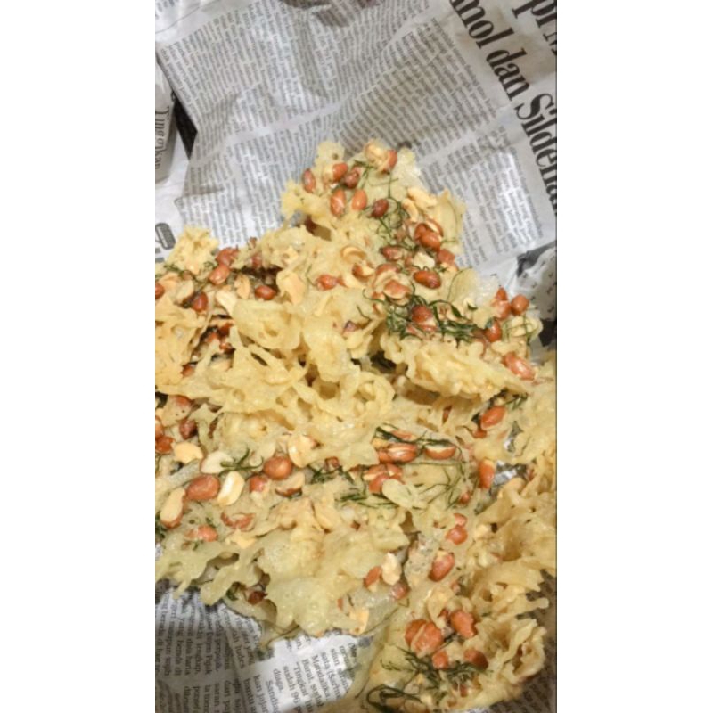 

Rempeyek/Peyek kacang tanah/ peyek daun kelor khas Blitar Renyah dan gurih setoples padat