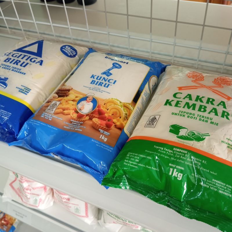 

Bogasari Tepung Terigu Serbaguna Segitiga Kunci Biru Cakra Kembar Flour 1kg Protein Sedang Tinggi