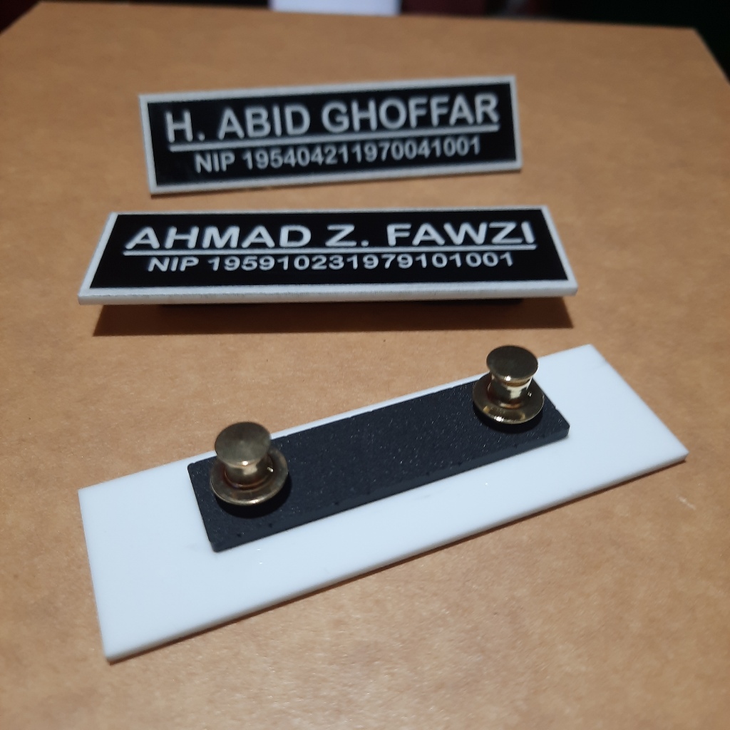 

Name Tag Akrilik Grafir | 2 Baris - Kancing Dandang | Papan Nama Dada PDH Ukir Gravir | nararya id