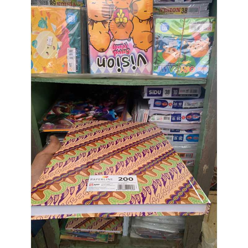 

BUKU TULIS FOLIO/SAMPUL TEBAL PAPERLINE ISI 200 LEMBAR