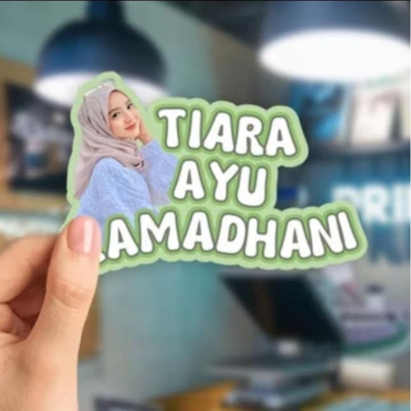 

STIKER NAMA DAN FOTO SENDIRI | BAHAN VYNIL TAHAN AIR DAN TIDAK MUDAH LUNTUR