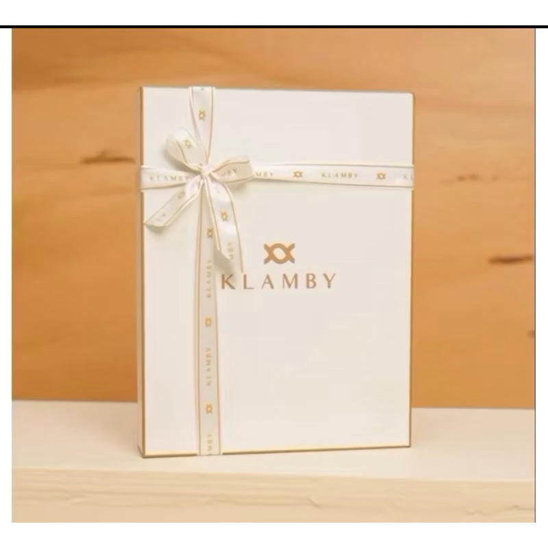 

hard box wearing klamby