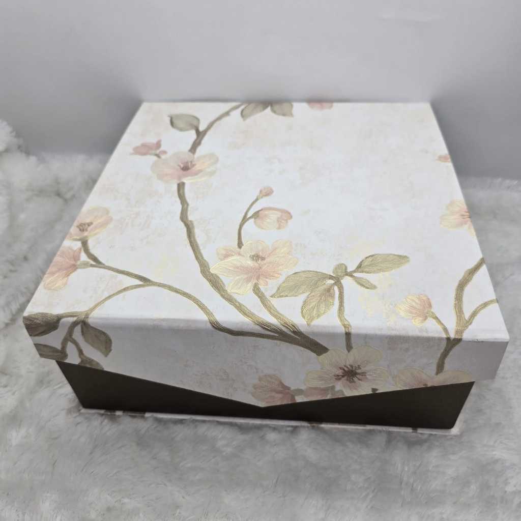 

Box MD 25x25x10cm / Kotak lapis legit / kue kering / Hamper Imlek