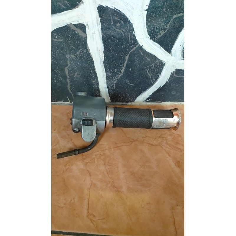 Holder kanan C700 (Engkel) Ori