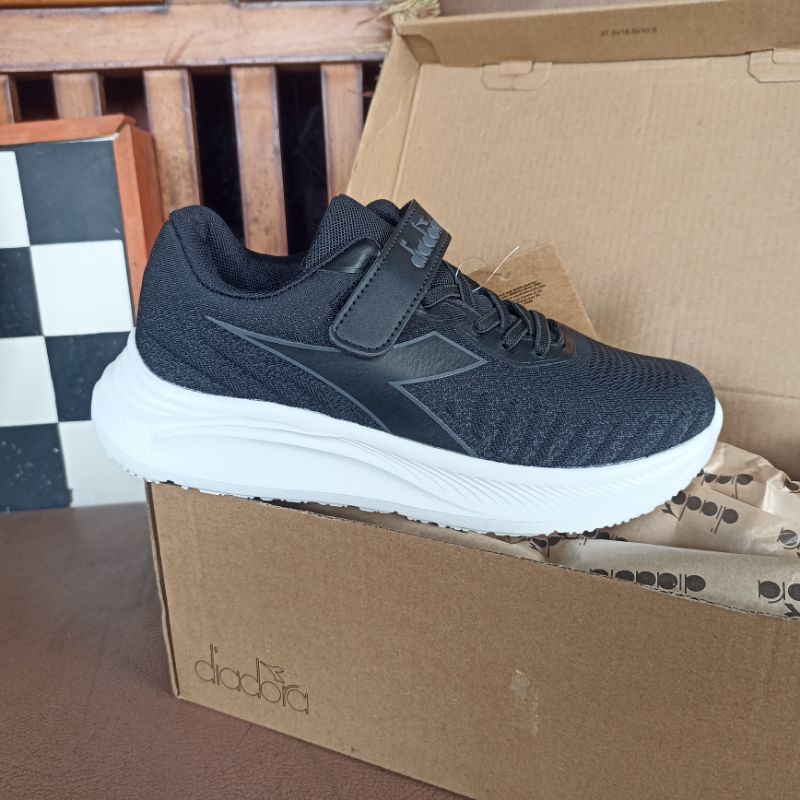 Size 34-35. Sepatu Anak DIADORA ORIGINAL Sepatu Olahraga Anak Sekolah . Black Hitam