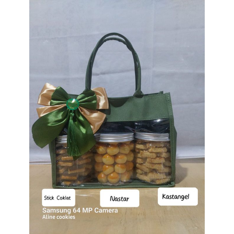 

Hampers kue lebaran isi terdiri dari nastar, stick coklat, kastangel