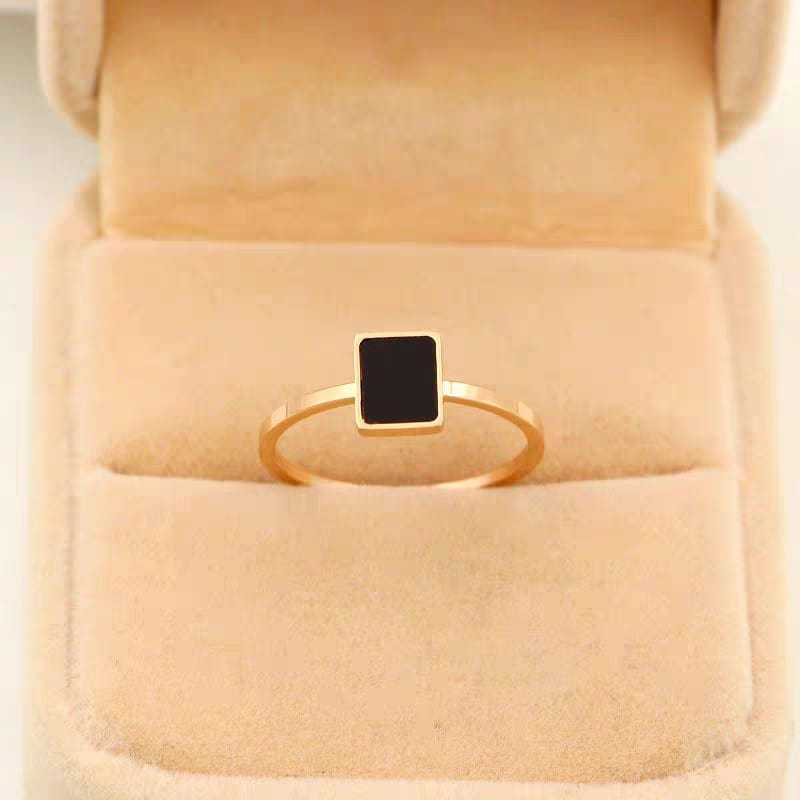 Cincin Titanium Wanita Kotak Hitam Pola Mawar Emas Stainless Hitam Unisex Aksesoris
