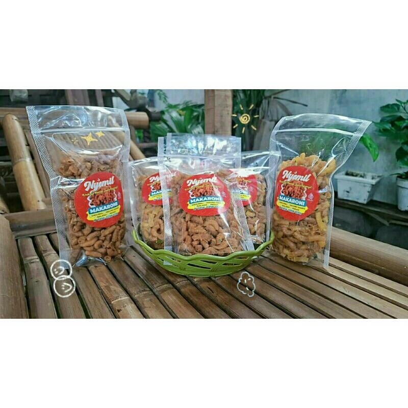 

Snack Makaroni "NYEMIL" / Makaroni Renyah / Makanan Ringan / Makaroni Pedas / Pouch 100