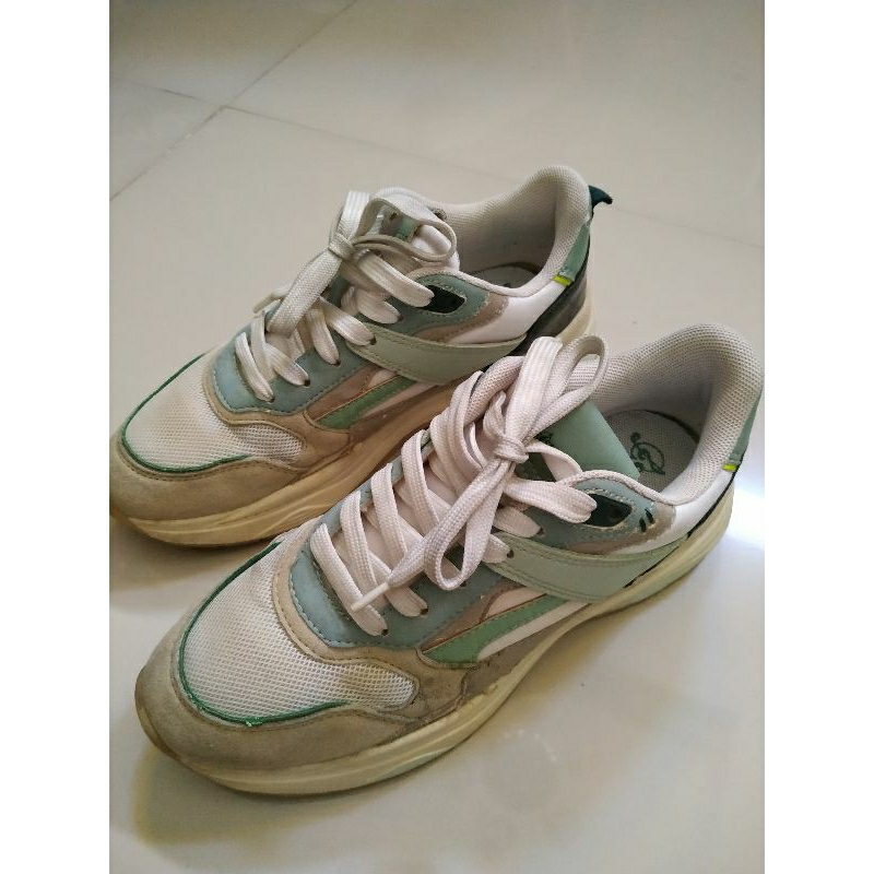 Sepatu Sneakers Stradivarius PRELOVED