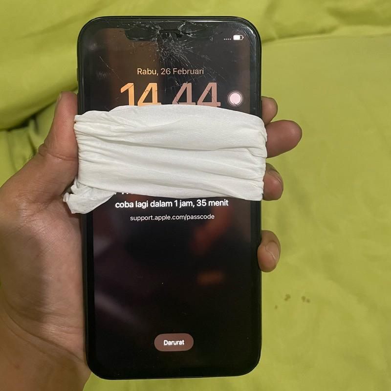 iPhone Xr 128Gb iBox Passcode lock icloud