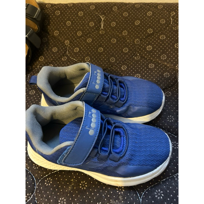 Sepatu diadora anak laki laki