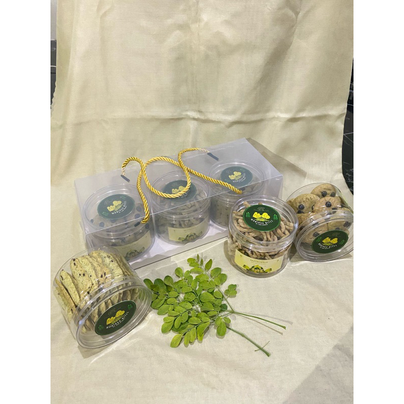 

Paket hampers (lidah kucing, cookies, stik) kemasan toples 400ml